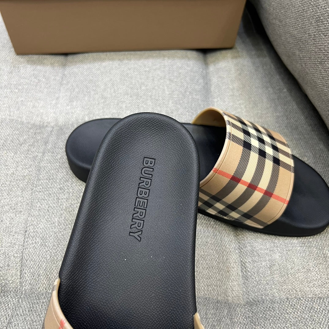 Ces nouvelles pantoufles d'été BURBERRY