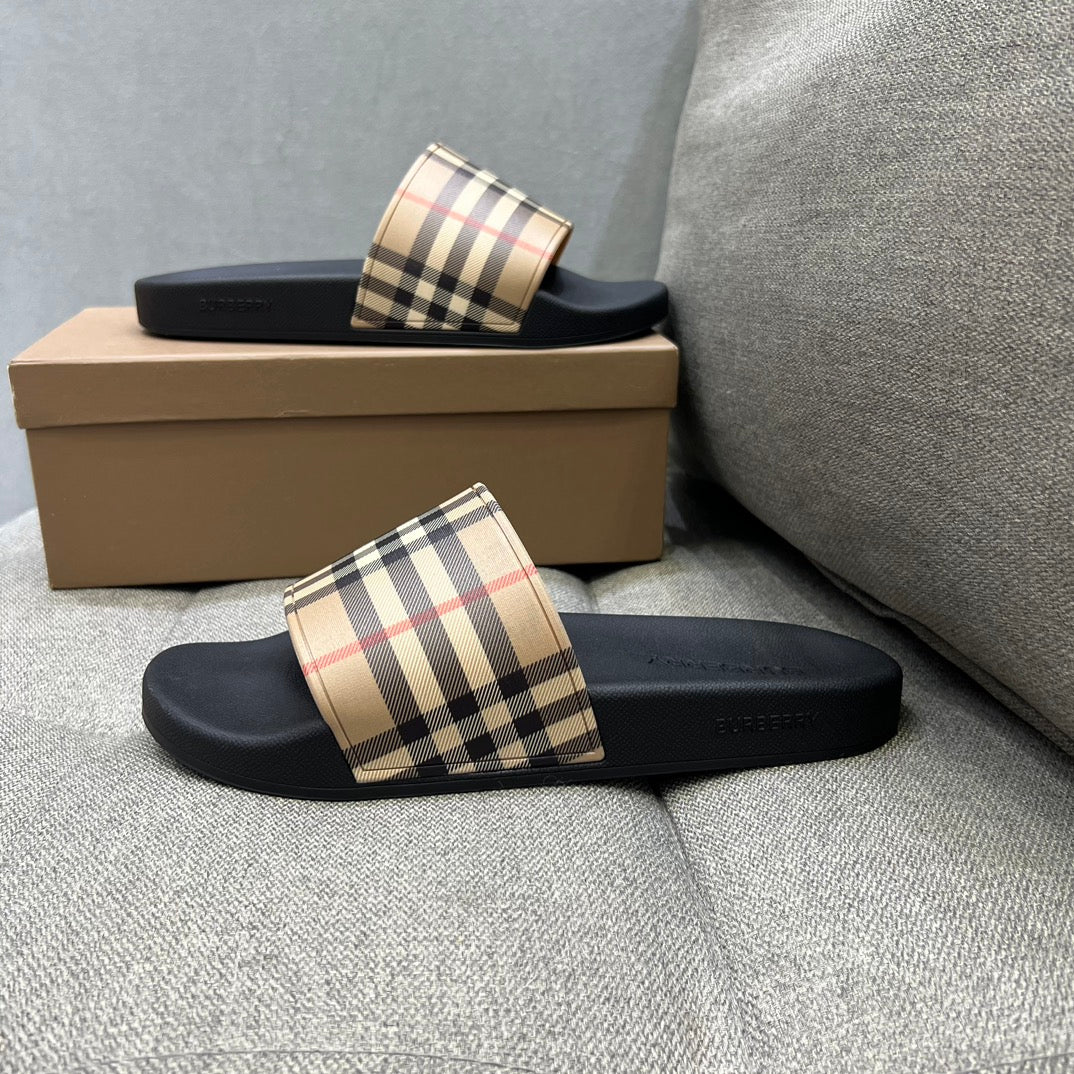 Ces nouvelles pantoufles d'été BURBERRY