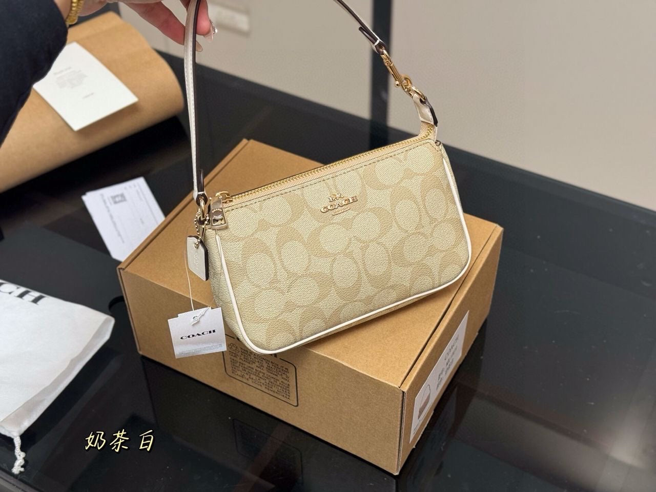 Le sac Coach beige petit format est conçu avec un cuir de haute qualité