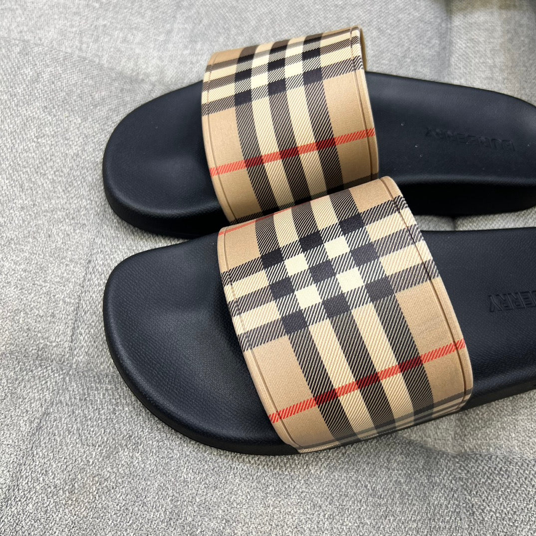 Ces nouvelles pantoufles d'été BURBERRY