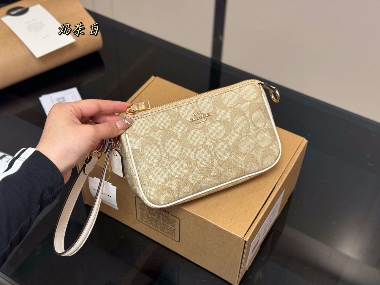 Le sac Coach beige petit format est conçu avec un cuir de haute qualité
