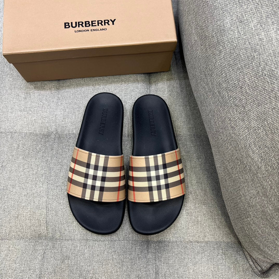 Ces nouvelles pantoufles d'été BURBERRY