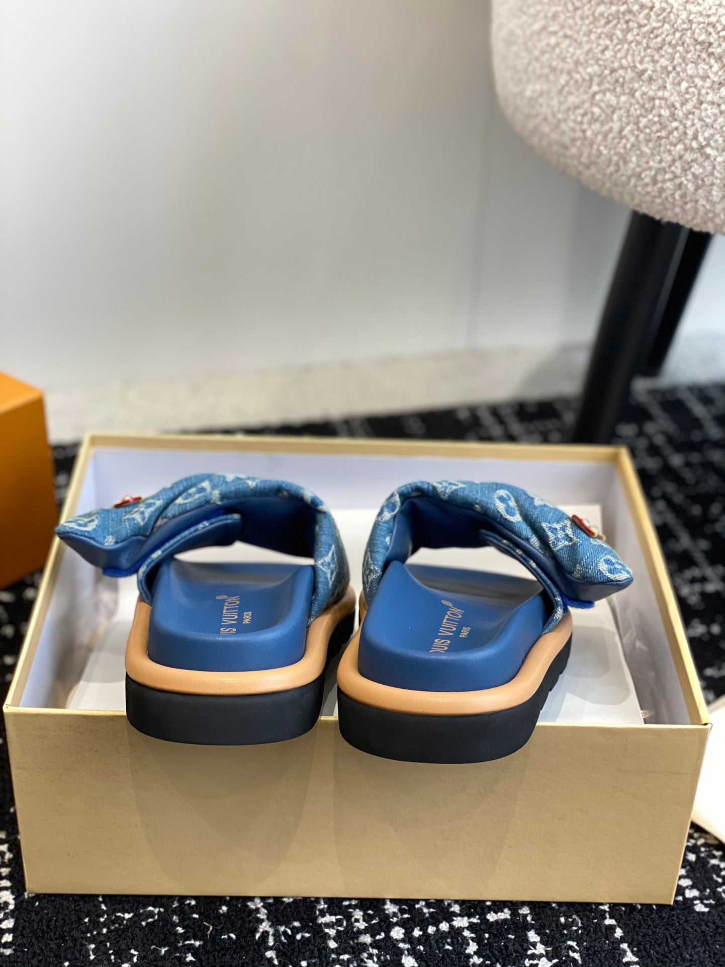 Découvrez les mules Louis Vuitton