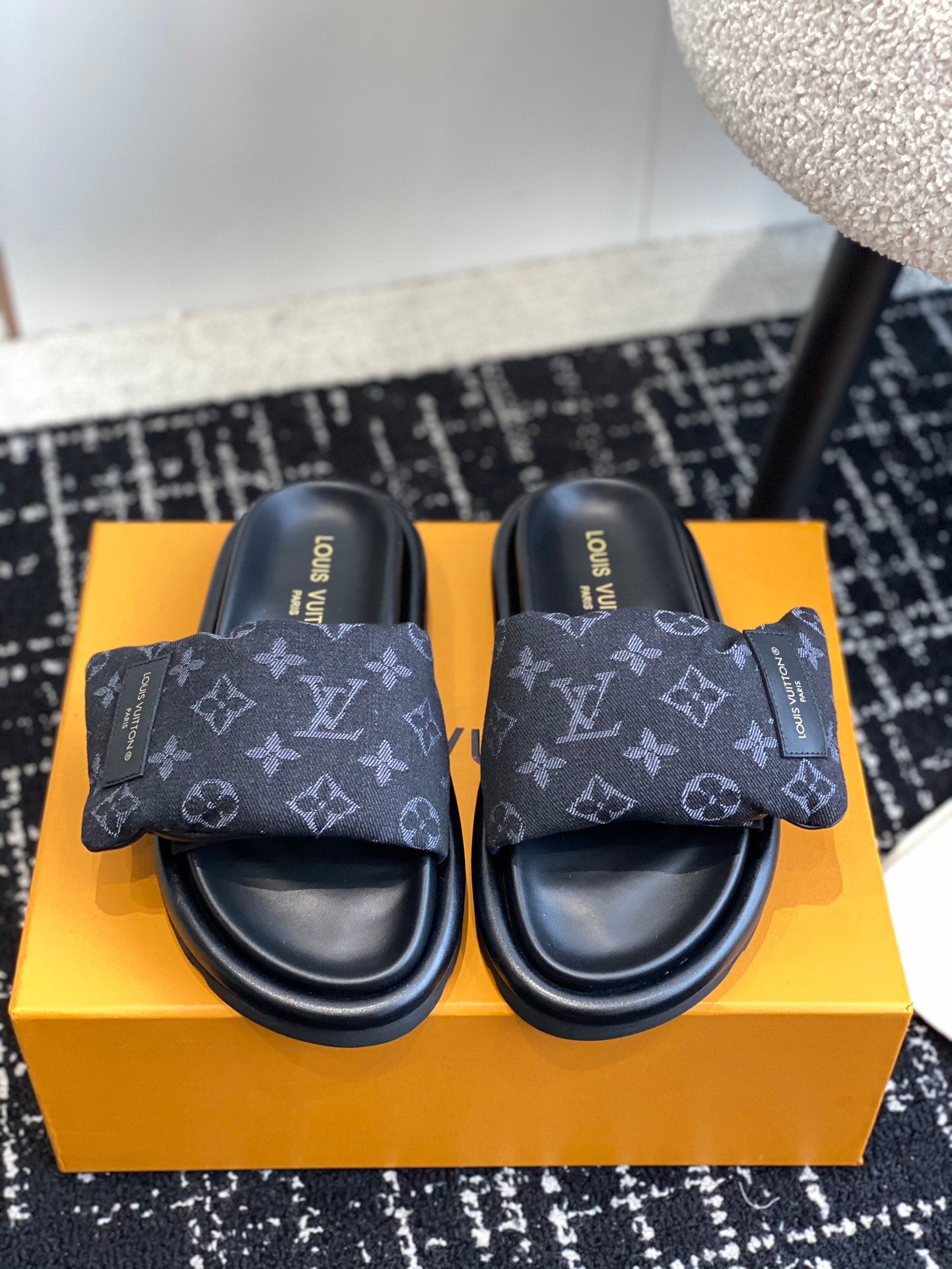 Découvrez les sandales en peluche Louis Vuitton,