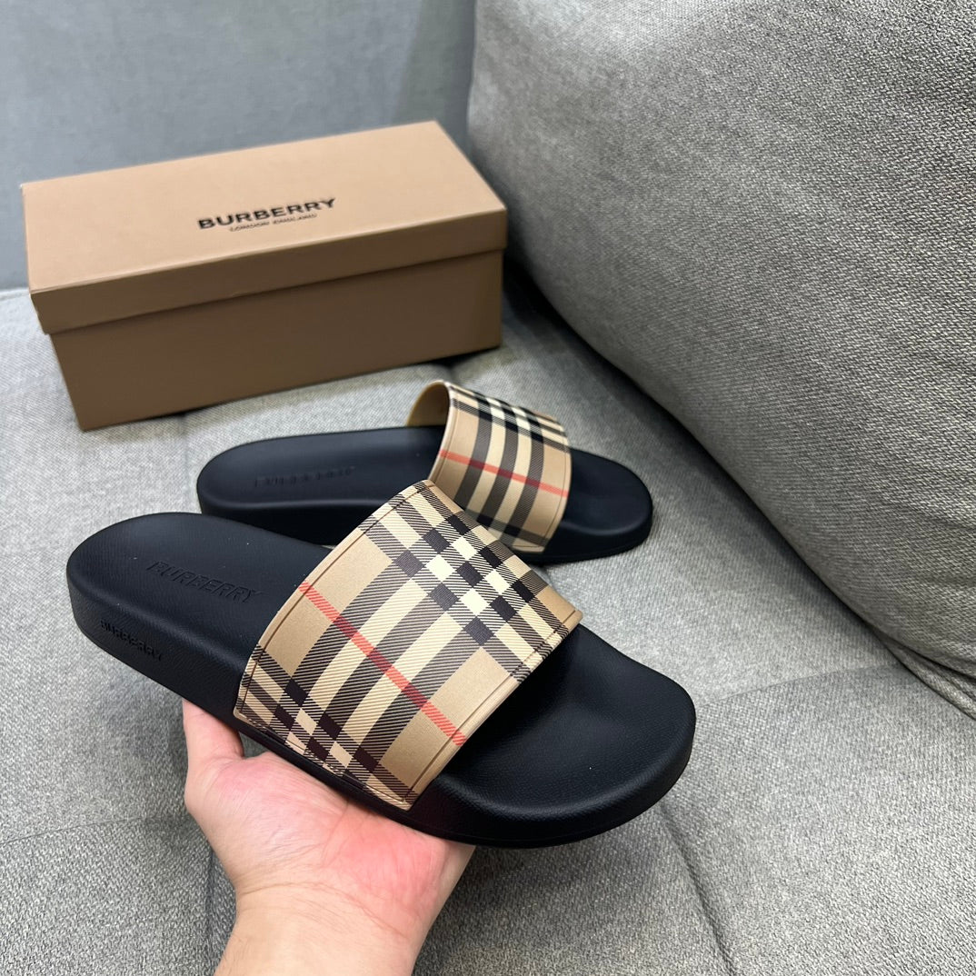 Ces nouvelles pantoufles d'été BURBERRY