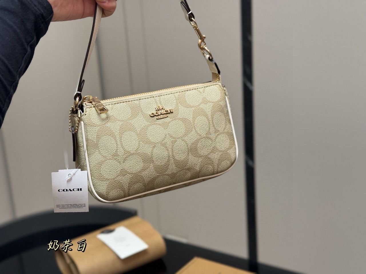 Le sac Coach beige petit format est conçu avec un cuir de haute qualité