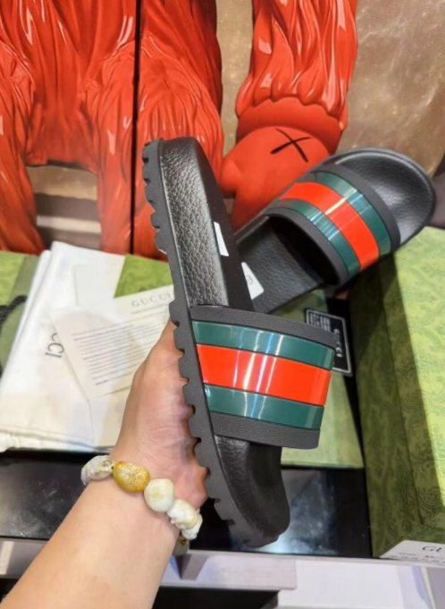 Claquettes Gucci – Élégance décontractée