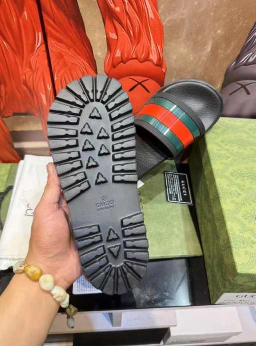 Claquettes Gucci – Élégance décontractée