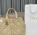 Sac Lady Dior beige matelassé avec breloques dorées