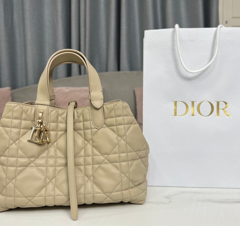 Sac Lady Dior beige matelassé avec breloques dorées