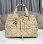 Sac Lady Dior beige matelassé avec breloques dorées