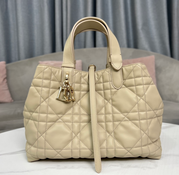 Sac Lady Dior beige matelassé avec breloques dorées