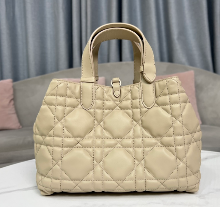 Sac Lady Dior beige matelassé avec breloques dorées