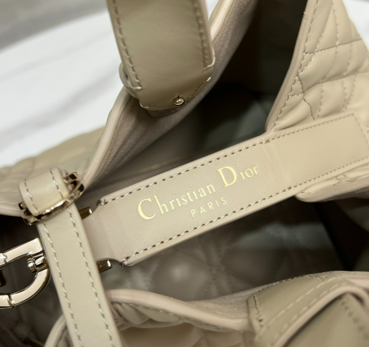 Sac Lady Dior beige matelassé avec breloques dorées