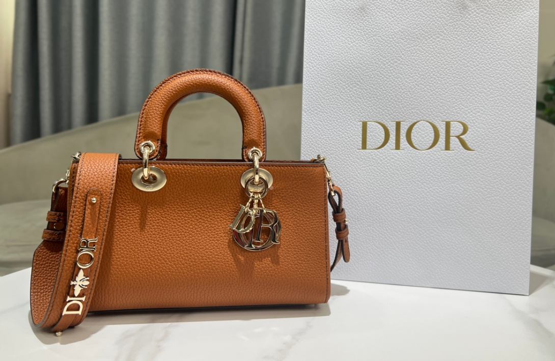 Sac Lady Dior Small en cuir grainé avec bandoulière Dior