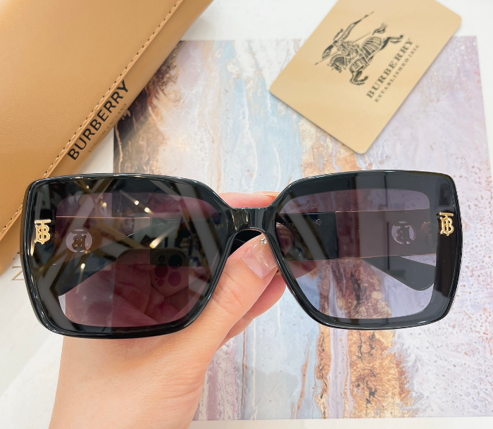 Burberry – Lunettes de soleil Square TB Signature