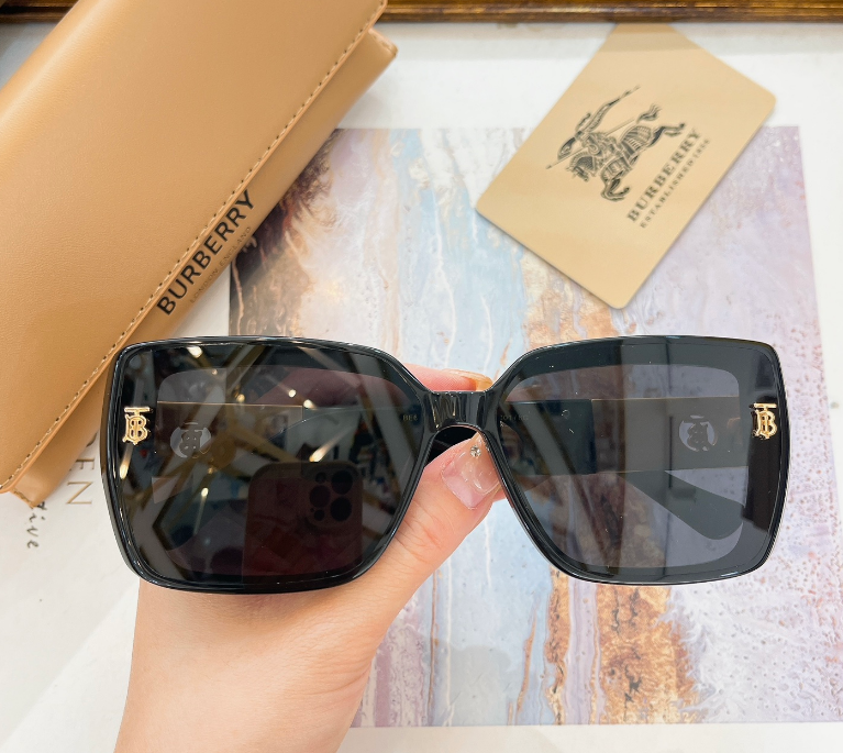 Burberry – Lunettes de soleil Square TB Signature