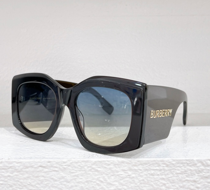 Burberry – Lunettes de soleil Square Oversize Signature
