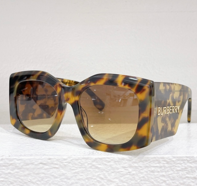 Burberry – Lunettes de soleil Square Oversize Signature