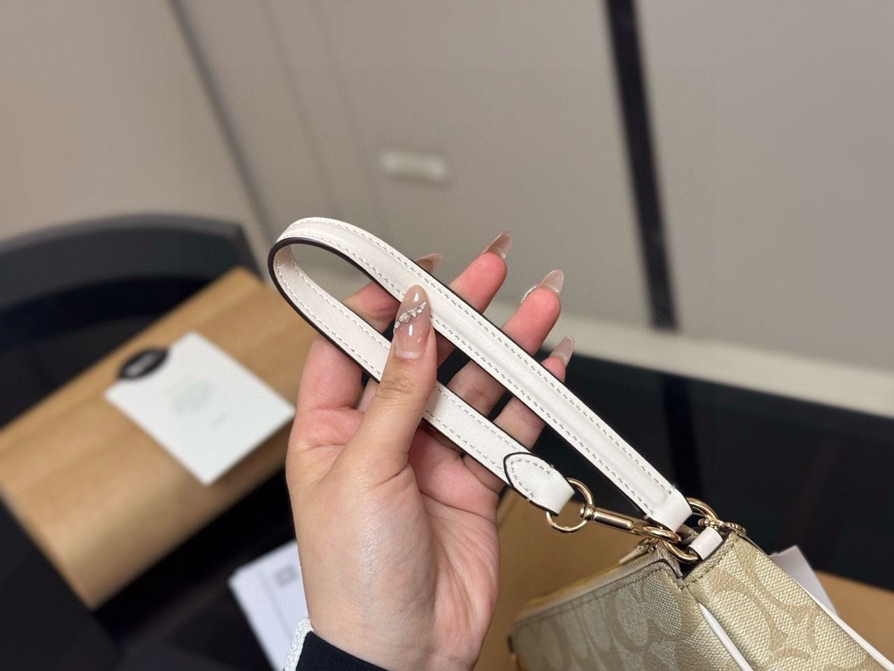 Le sac Coach beige petit format est conçu avec un cuir de haute qualité